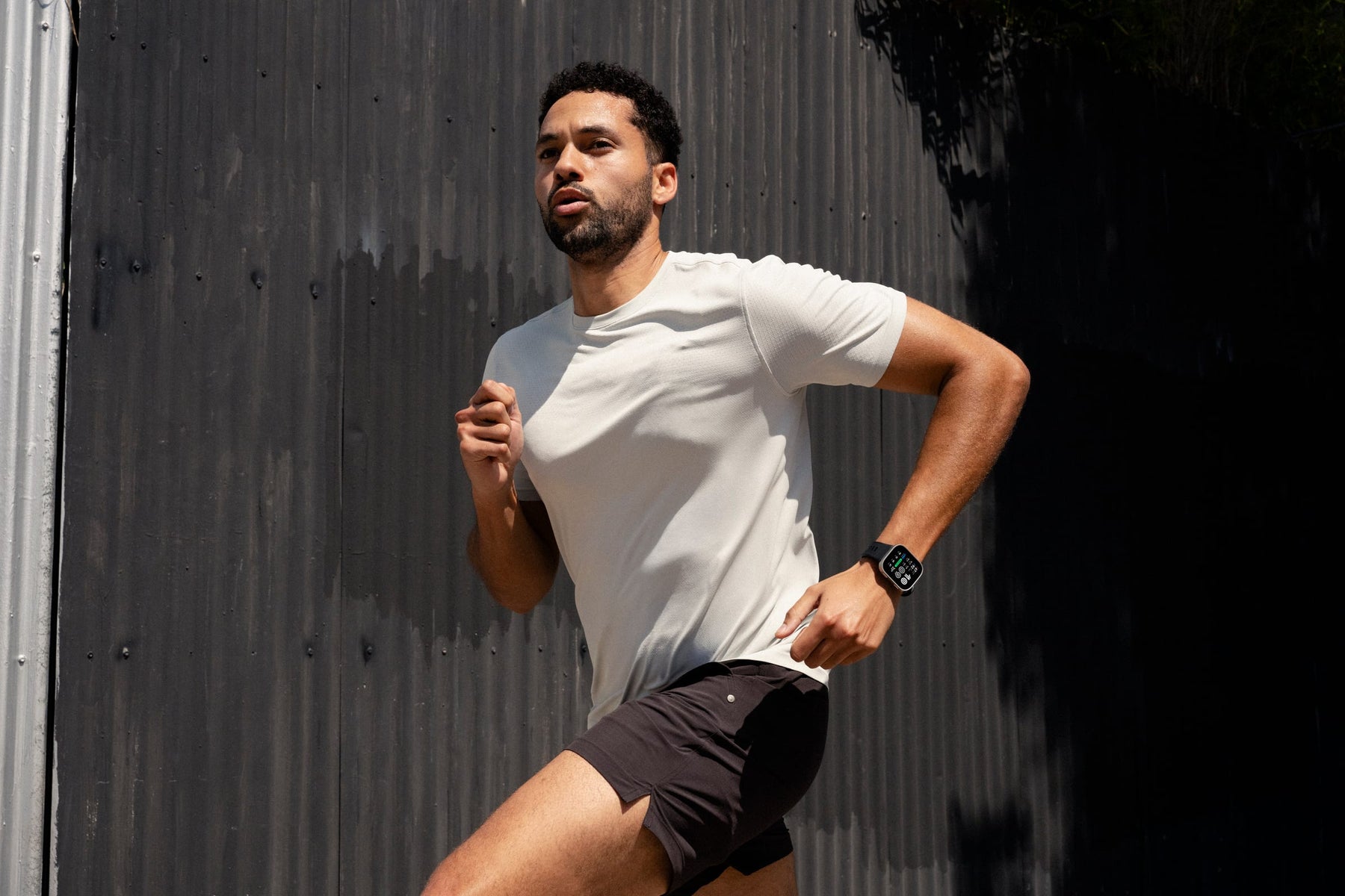 Bărbat alergând purtând Amazfit Bip Max la încheietură