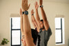 Clasă de yoga purtând Amazfit Bip Max