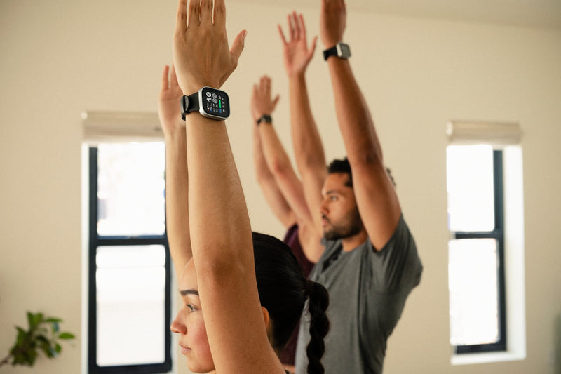 Clasă de yoga purtând Amazfit Bip Max